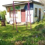 Gartenhaus im Grünen mit Schaukel